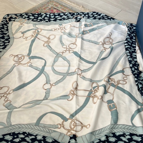 Gorgeous silk scarf no tag
